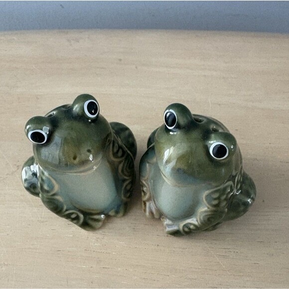 Green Frog Salt and Pepper Shakers Ceramic Sitting Has Stoppers MCM NEW - Picture 8 of 8